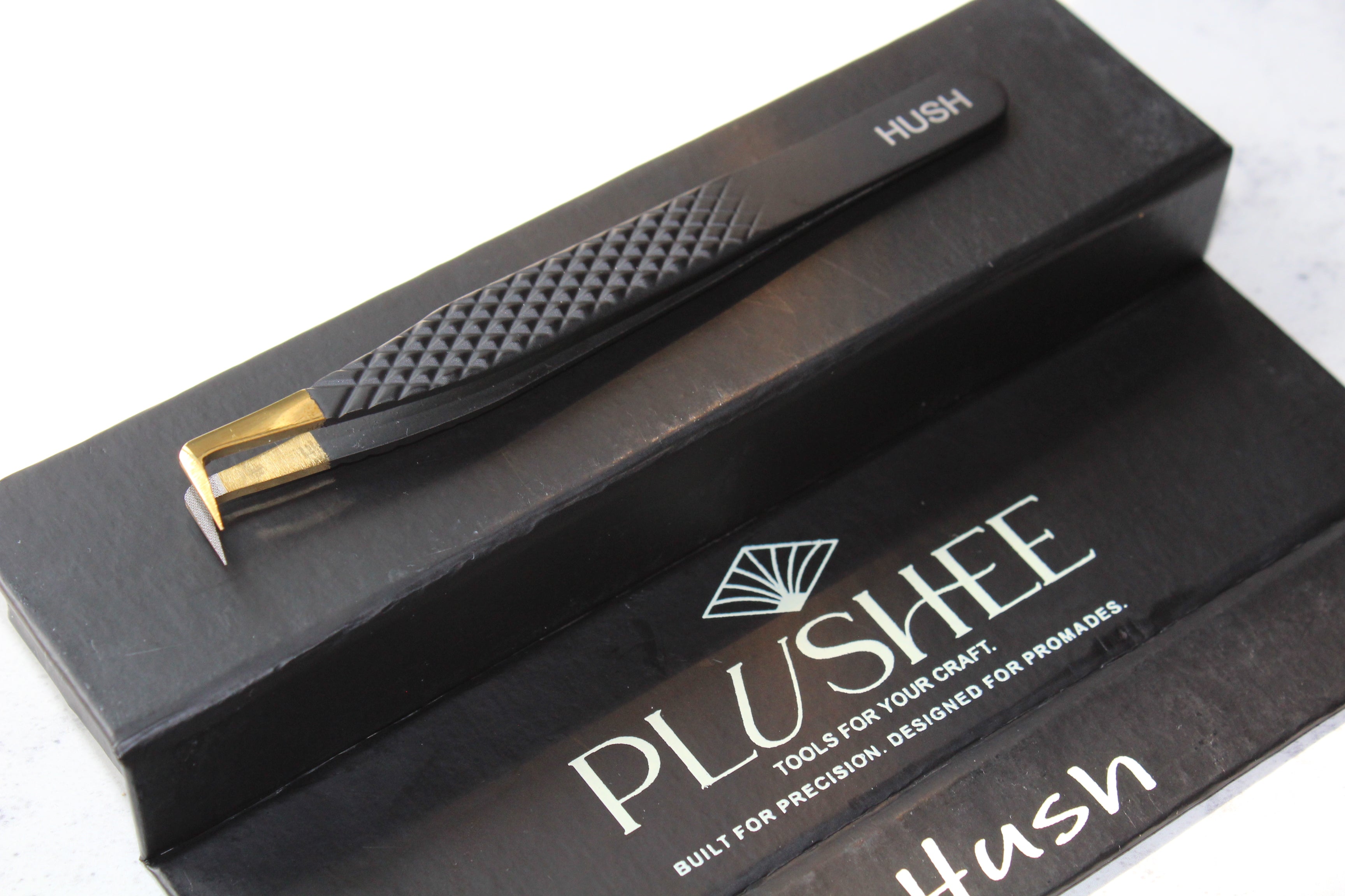 HUSH – Petite. Discrète. Redoutablement efficace.