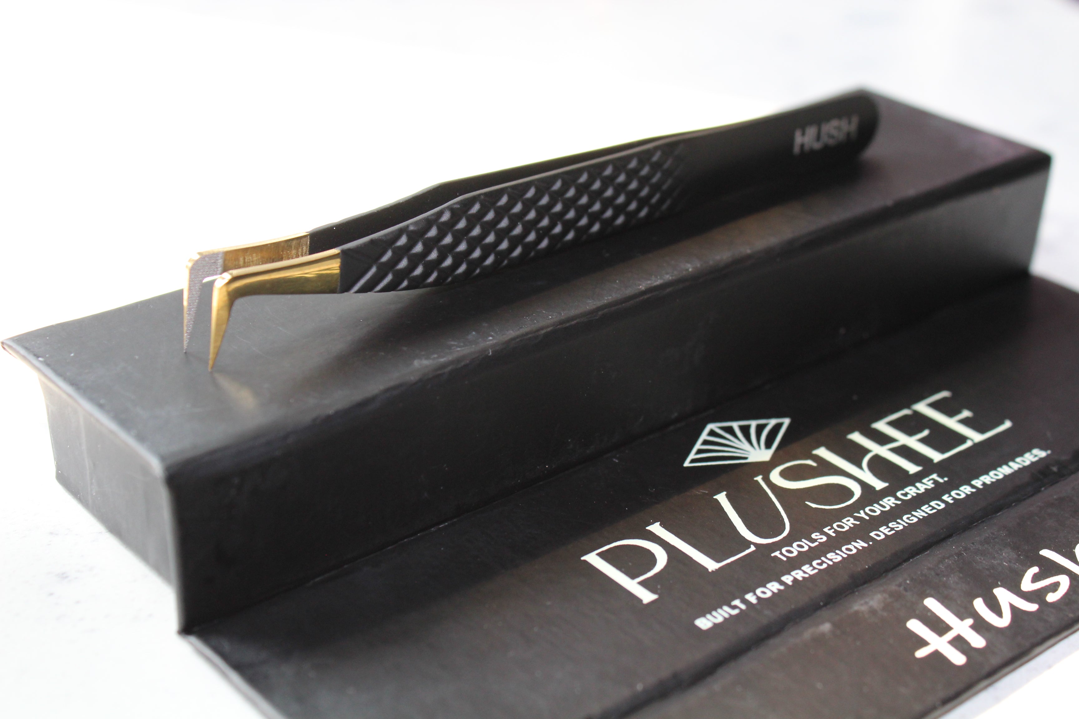 HUSH – Petite. Discrète. Redoutablement efficace.