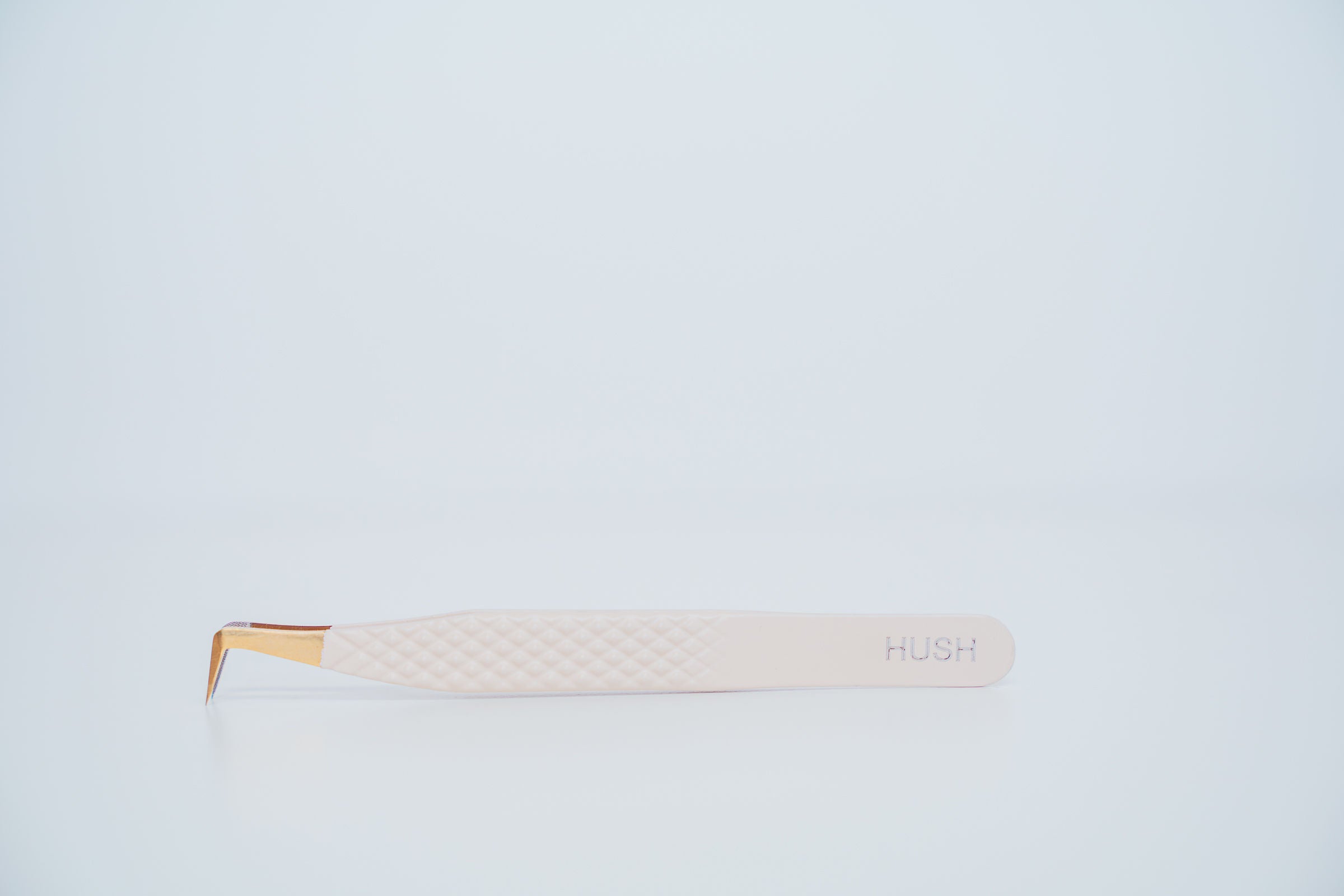 HUSH – Petite. Discrète. Redoutablement efficace.